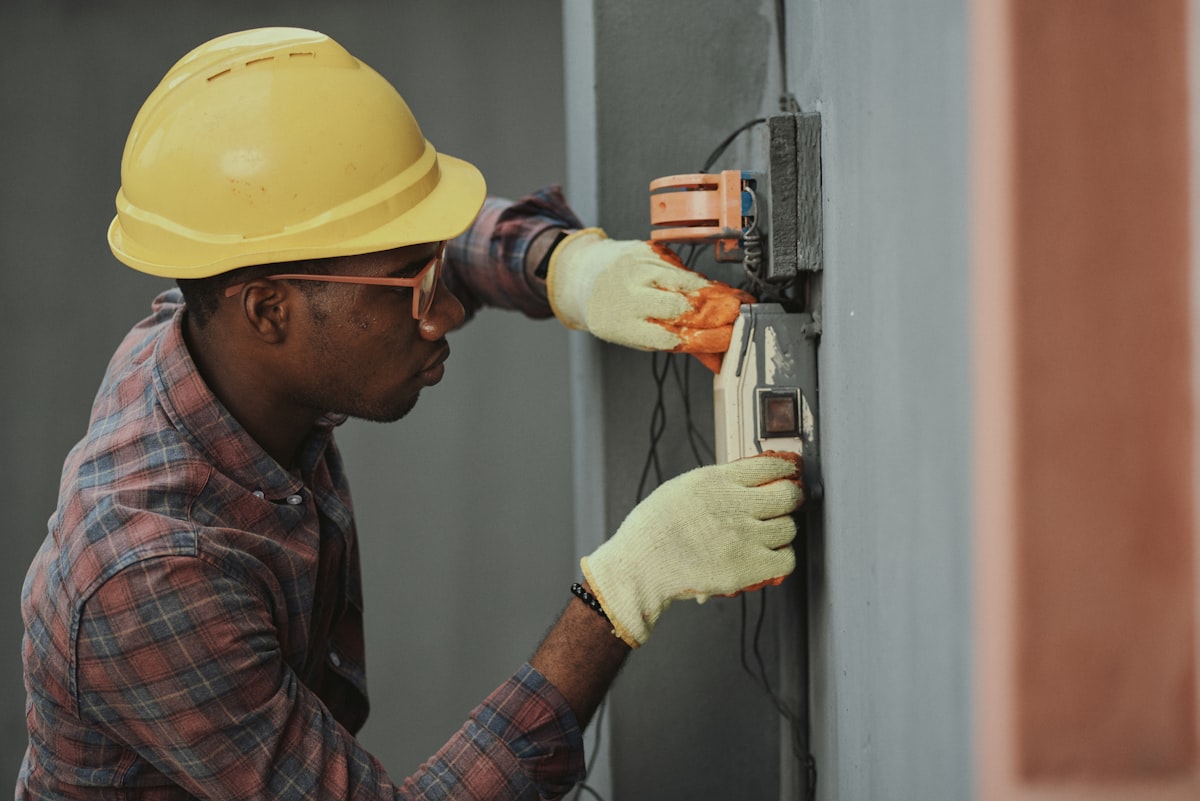 Servicio de electricidad en Barcelona — Manitas Barcelona 24